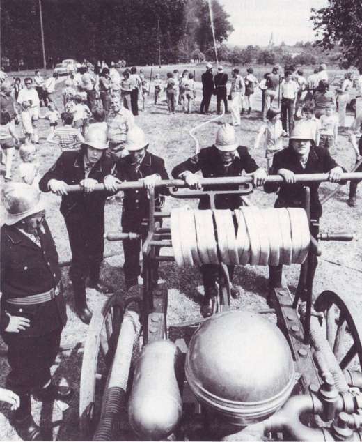 Die alte Spritze beim Jubiläumsfest 1975