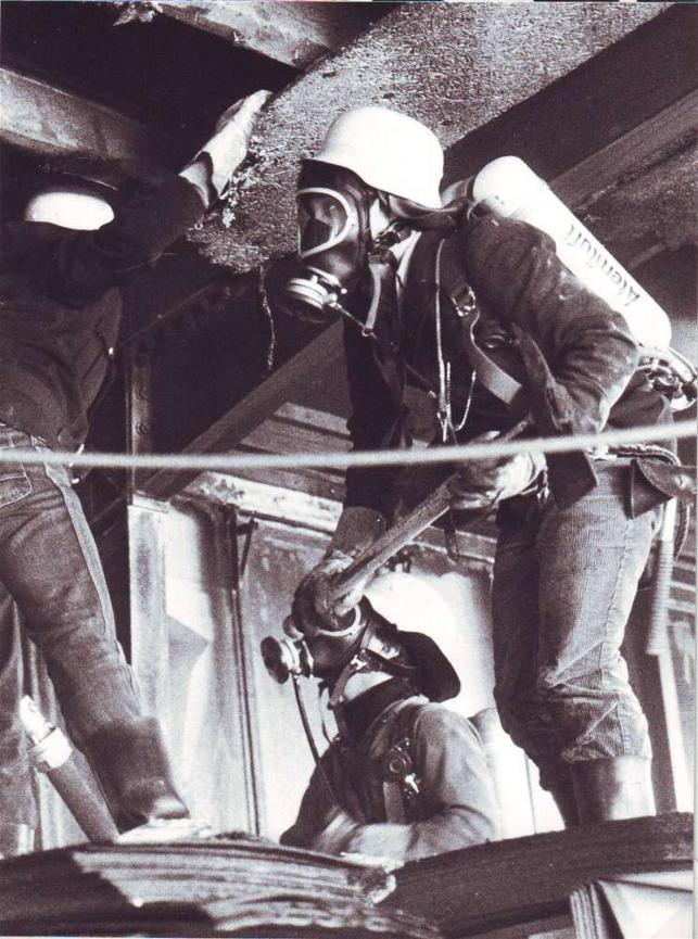 Großbrand beim Unternehmen Winkle am 02.04.1983, kein Vergleich zur heutigen Schutzkleidung!